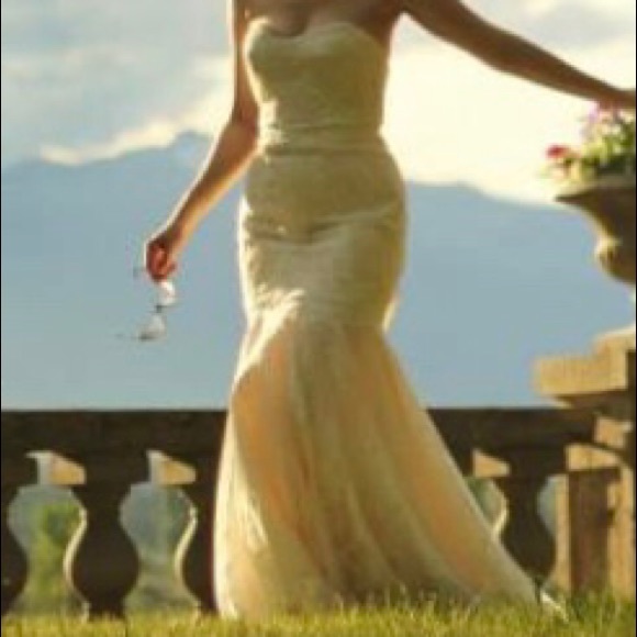 Wedding gown and accessories - Picture 7 of 8